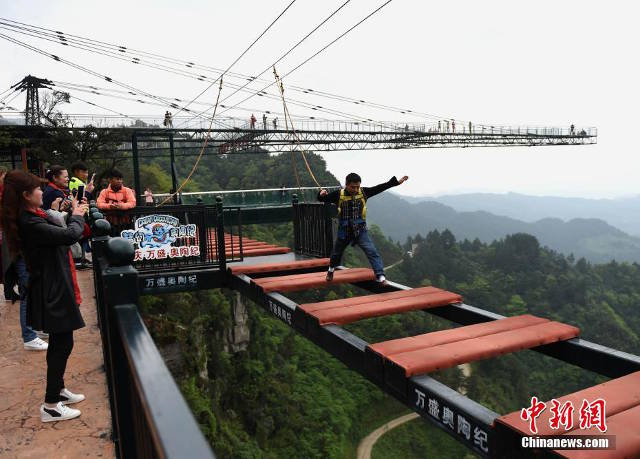 Trải nghiệm cảm giác thót tim trên cây cầu nguy hiểm nhất Trung Quốc - Ảnh 2.