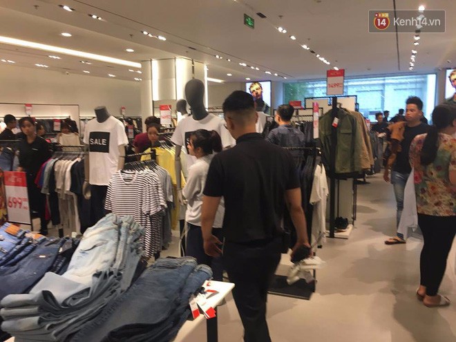 Store Zara ở Sài Gòn chật cứng người mua sắm trong ngày sale đầu tiên - Ảnh 5.