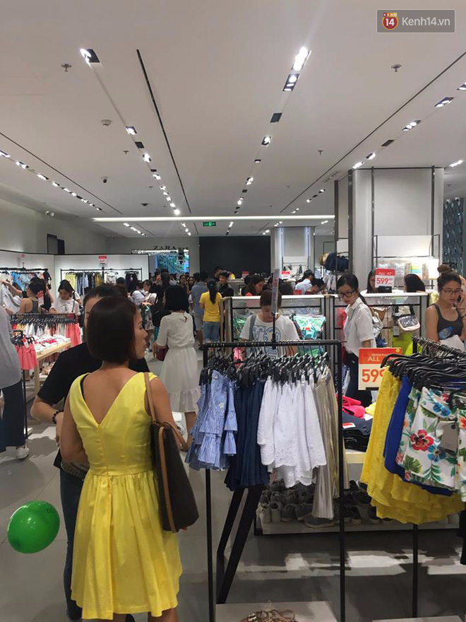 Store Zara ở Sài Gòn chật cứng người mua sắm trong ngày sale đầu tiên - Ảnh 7.