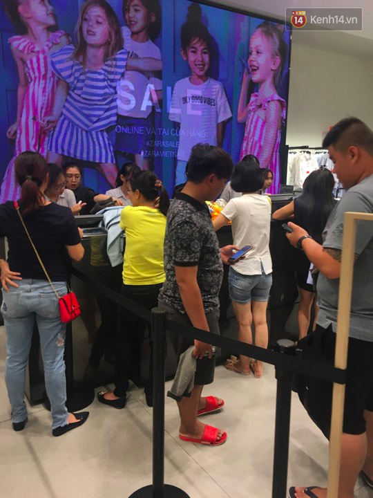Store Zara ở S&agrave;i G&ograve;n chật cứng người mua sắm trong ng&agrave;y sale đầu ti&ecirc;n - Ảnh 8.