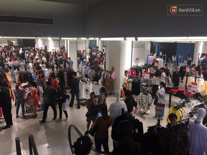 Store Zara ở S&agrave;i G&ograve;n chật cứng người mua sắm trong ng&agrave;y sale đầu ti&ecirc;n - Ảnh 4.