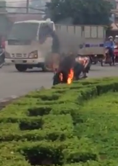 Đồng Nai: Soái ca mặc sơ mi trắng xuất hiện kịp thời ngăn thanh niên tự thiêu ở bùng binh - Ảnh 1.