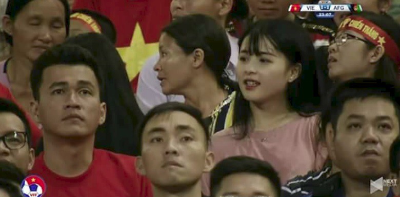 Cộng đồng mạng săn lùng cô cổ động viên xinh đẹp trong trận bóng Việt Nam - Afghanistan - Ảnh 1. Cộng đồng mạng săn lùng cô cổ động viên xinh đẹp trong trận bóng Việt Nam - Afghanistan - Ảnh 1.
