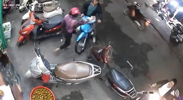 Hà Nội: Đôi nam nữ dàn cảnh móc trộm đồ trong cốp xe máy nhanh như chớp - Ảnh 3.