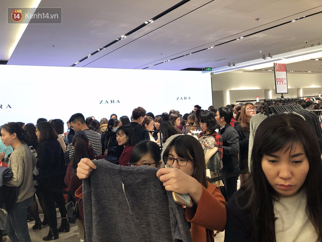 Zara Sài Gòn và Hà Nội đông nghịt, dân tình xếp hàng dài ngay ngày đầu tiên giảm giá - Ảnh 4.