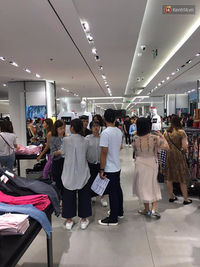 Store Zara ở S&agrave;i G&ograve;n chật cứng người mua sắm trong ng&agrave;y sale đầu ti&ecirc;n - Ảnh 3.