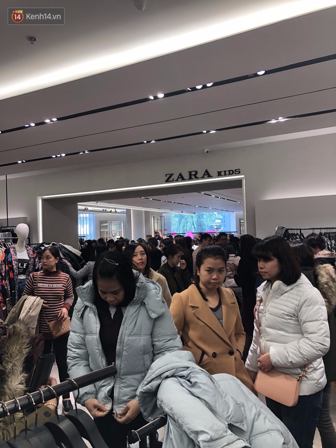 Zara Sài Gòn và Hà Nội đông nghịt, dân tình xếp hàng dài ngay ngày đầu tiên giảm giá - Ảnh 7.