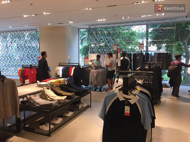 Store Zara ở S&agrave;i G&ograve;n chật cứng người mua sắm trong ng&agrave;y sale đầu ti&ecirc;n - Ảnh 6.