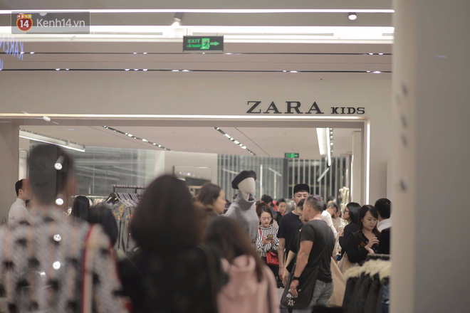 TRỰC TIẾP: Dàn khách VIP đang xếp hàng dài trong ngày khai trương sớm của Zara Hà Nội - Ảnh 3.