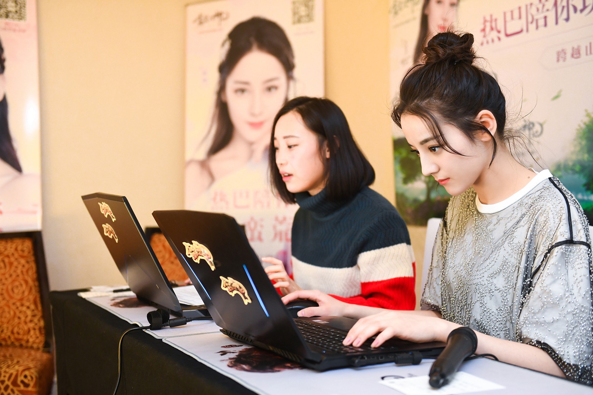 Xuất hiện siêu giản dị, Địch Lệ Nhiệt Ba vẫn gây chú ý khi khoe nhan sắc 360 độ không góc chết - Ảnh 3. Xuất hiện siêu giản dị, Địch Lệ Nhiệt Ba vẫn gây chú ý khi khoe nhan sắc 360 độ không góc chết - Ảnh 3.