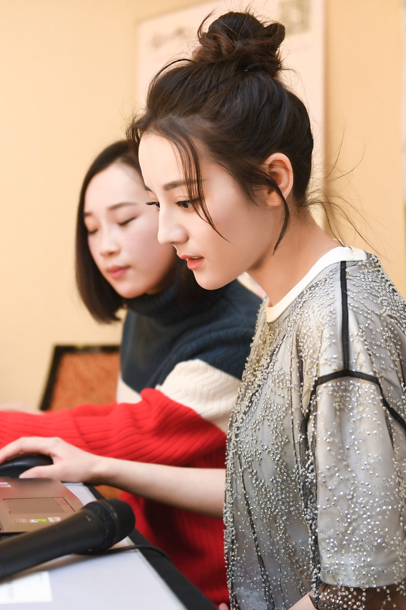 Xuất hiện siêu giản dị, Địch Lệ Nhiệt Ba vẫn gây chú ý khi khoe nhan sắc 360 độ không góc chết - Ảnh 4. Xuất hiện siêu giản dị, Địch Lệ Nhiệt Ba vẫn gây chú ý khi khoe nhan sắc 360 độ không góc chết - Ảnh 4.