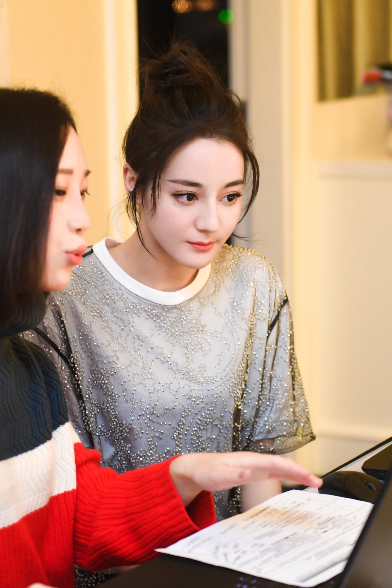 Xuất hiện siêu giản dị, Địch Lệ Nhiệt Ba vẫn gây chú ý khi khoe nhan sắc 360 độ không góc chết - Ảnh 5. Xuất hiện siêu giản dị, Địch Lệ Nhiệt Ba vẫn gây chú ý khi khoe nhan sắc 360 độ không góc chết - Ảnh 5.