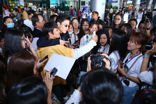 Mĩ nam Tình Yêu Không Có Lỗi xuất hiện điển trai tại TP.HCM, thân thiện giữa vòng vây fan nữ - Ảnh 3.