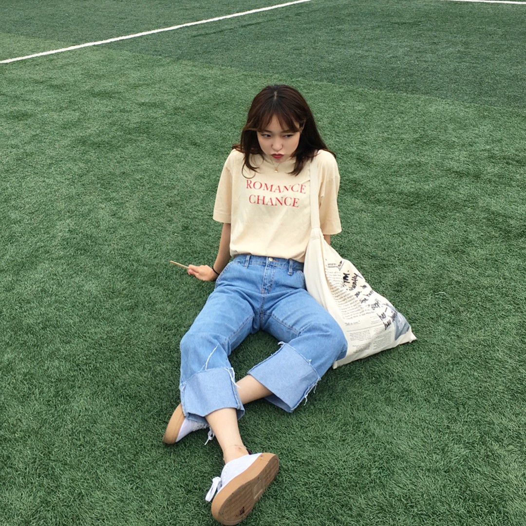 Quần jeans ống rộng gập gấu: kh&ocirc;ng phải người ta tr&oacute;t mua quần d&agrave;i rồi xắn l&ecirc;n cho ngắn đ&acirc;u, l&agrave; hot trend đấy! - Ảnh 3.