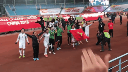 Tự hào quá Việt Nam ơi! Khoảnh khắc các người hùng tuyển U23 phấn khích ăn mừng cùng cổ động viên trên sân bóng - Ảnh 2.