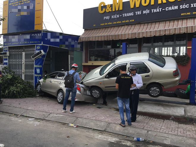 Tp.HCM: Ô tô húc đổ cây rồi bay thẳng vào garage đâm hỏng một xe đang chờ sửa - Ảnh 1.