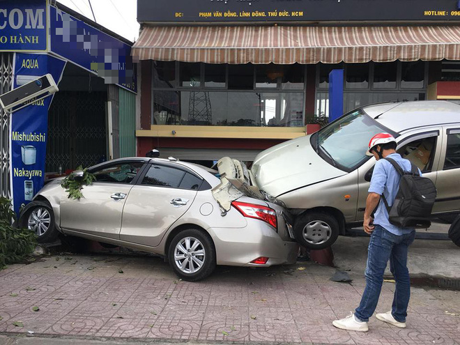 Tp.HCM: Ô tô húc đổ cây rồi bay thẳng vào garage đâm hỏng một xe đang chờ sửa - Ảnh 2.