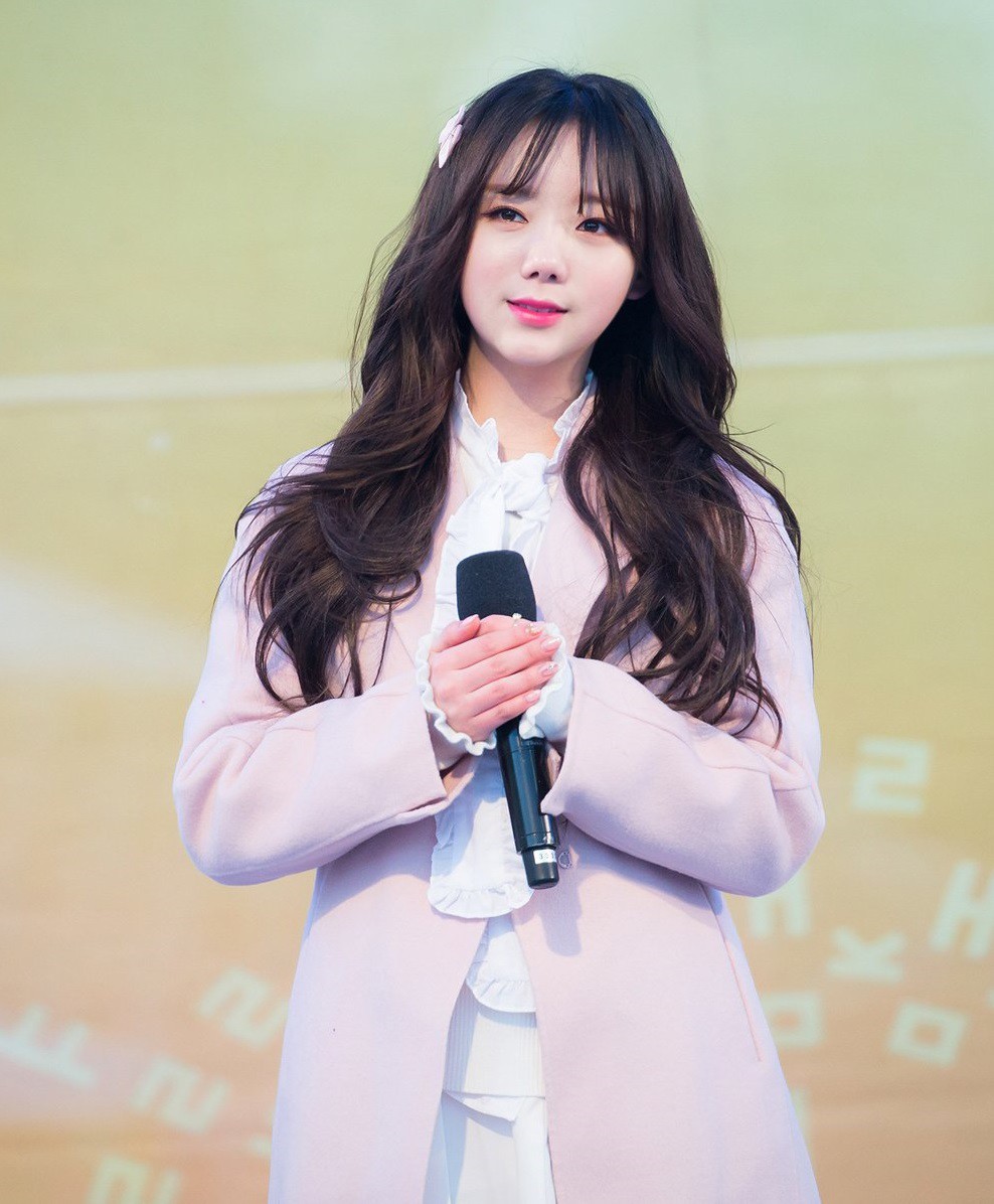 Biểu diễn trong trang phục mỏng manh giữa tiết trời lạnh giá, các idol nữ xứ Hàn khiến nhiều netizen xót xa - Ảnh 3.