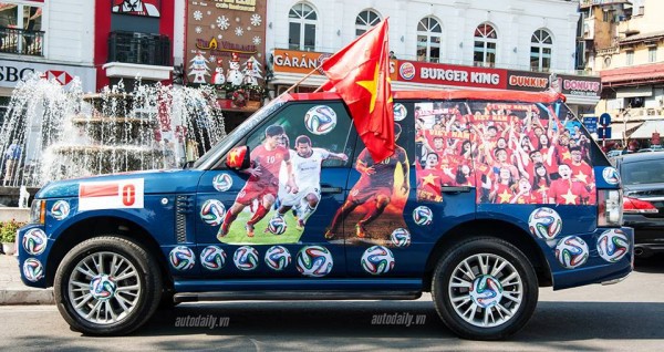 Ra phố những ngày này ai cũng thấy rộn ràng với biết bao chuyến xe “chở” đầy cờ hoa và cả dàn đội tuyển U23 Việt Nam - Ảnh 1.