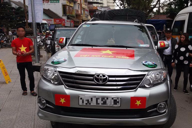 Chùm ảnh: Những chiếc xe mang màu cờ sắc áo tràn ngập phố phường trước trận chung kết của U23 Việt Nam - Ảnh 7.