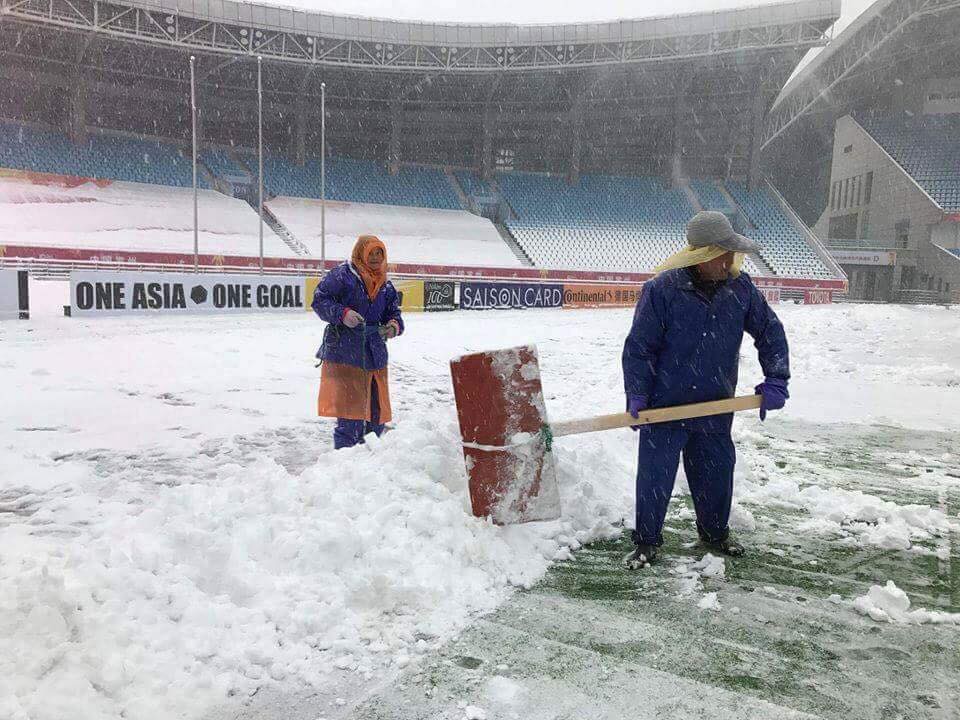 Clip: Cận cảnh tuyết rơi dày khiến trận chung kết U23 Việt Nam - U23 Uzbekistan nguy cơ bị hoãn - Ảnh 2.