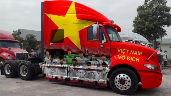Ra phố những ngày này ai cũng thấy rộn ràng với biết bao chuyến xe “chở” đầy cờ hoa và cả dàn đội tuyển U23 Việt Nam - Ảnh 2.