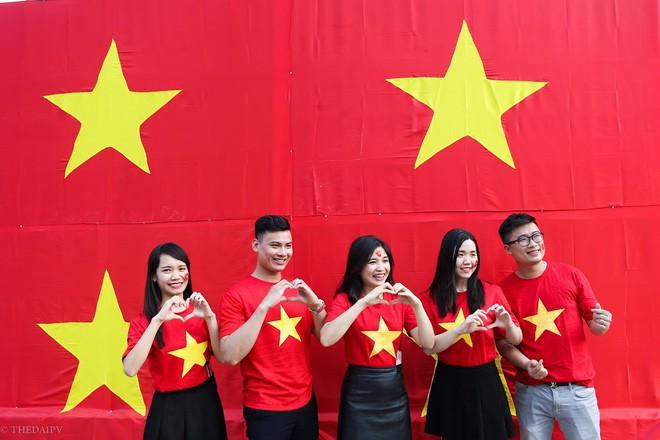 Ra phố những ngày này ai cũng thấy rộn ràng với biết bao chuyến xe “chở” đầy cờ hoa và cả dàn đội tuyển U23 Việt Nam - Ảnh 9.