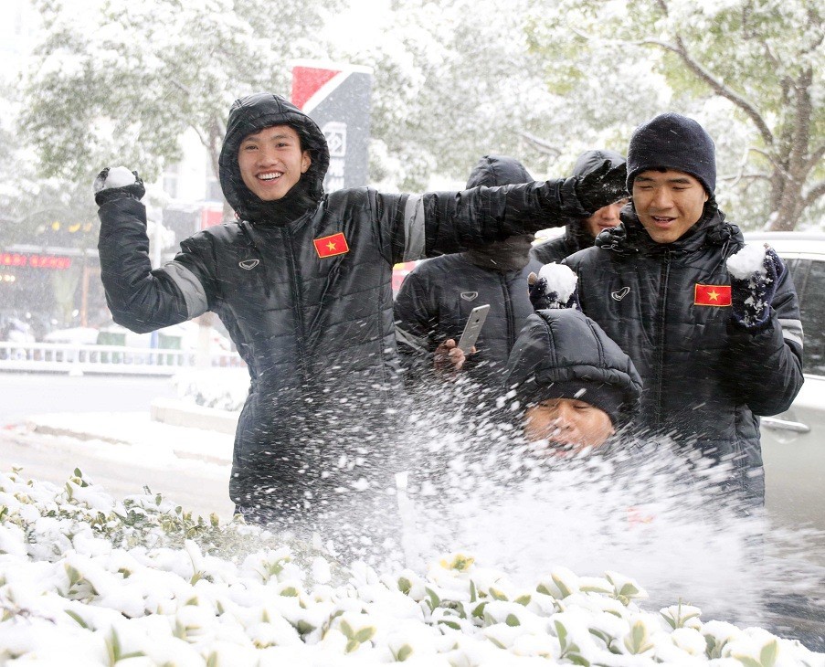 Clip: Cận cảnh tuyết rơi dày khiến trận chung kết U23 Việt Nam - U23 Uzbekistan nguy cơ bị hoãn - Ảnh 3.