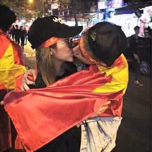 Phí Ngọc Hưng lại lộ ảnh hôn môi cô gái mình từng khẳng định là bạn bè - Ảnh 3.