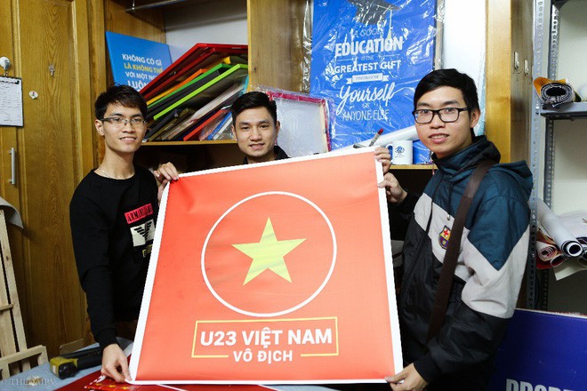 Hàng trăm CĐV phấn khởi nhận bộ dán cờ miễn phí trước thềm chung kết U23 Châu Á - Ảnh 2.