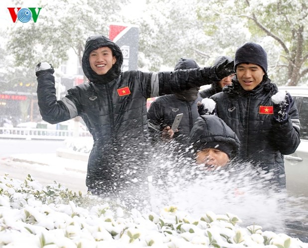 Cầu thủ U23 Việt Nam thích thú đùa nghịch dưới mưa tuyết ở Thường Châu - Ảnh 12.