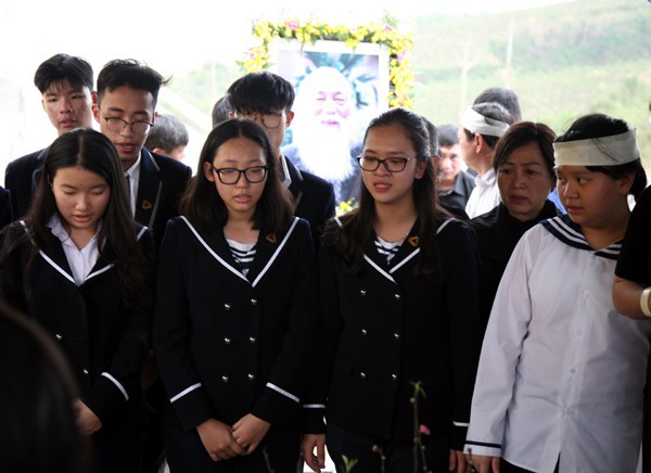Học sinh nghẹn ngào hát vang bài Bài học đầu tiên trong lễ an táng cố thầy giáo Văn Như Cương - Ảnh 14.