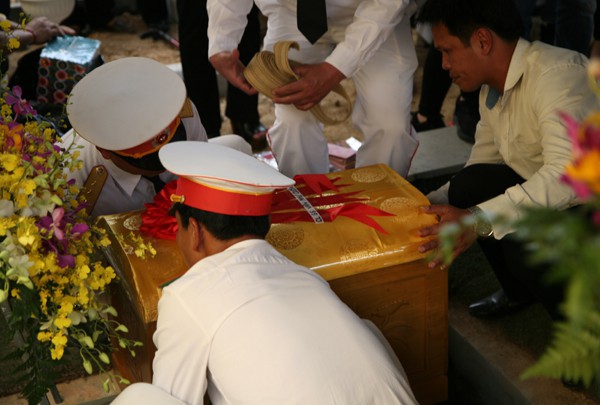 Học sinh nghẹn ngào hát vang bài Bài học đầu tiên trong lễ an táng cố thầy giáo Văn Như Cương - Ảnh 6.