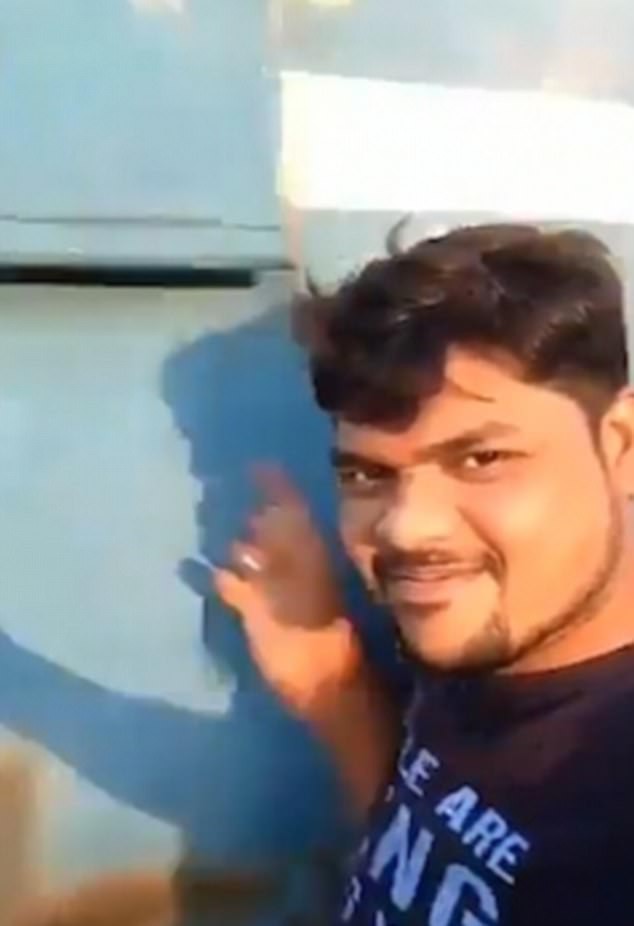 Đứng selfie ngay s&aacute;t đo&agrave;n t&agrave;u đang lao ầm ầm tới, người đ&agrave;n &ocirc;ng phải nhận kết cục đau đớn - Ảnh 2.