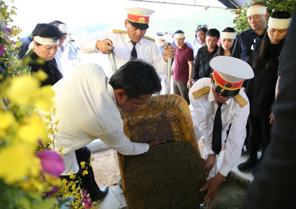 Học sinh nghẹn ngào hát vang bài Bài học đầu tiên trong lễ an táng cố thầy giáo Văn Như Cương - Ảnh 9.