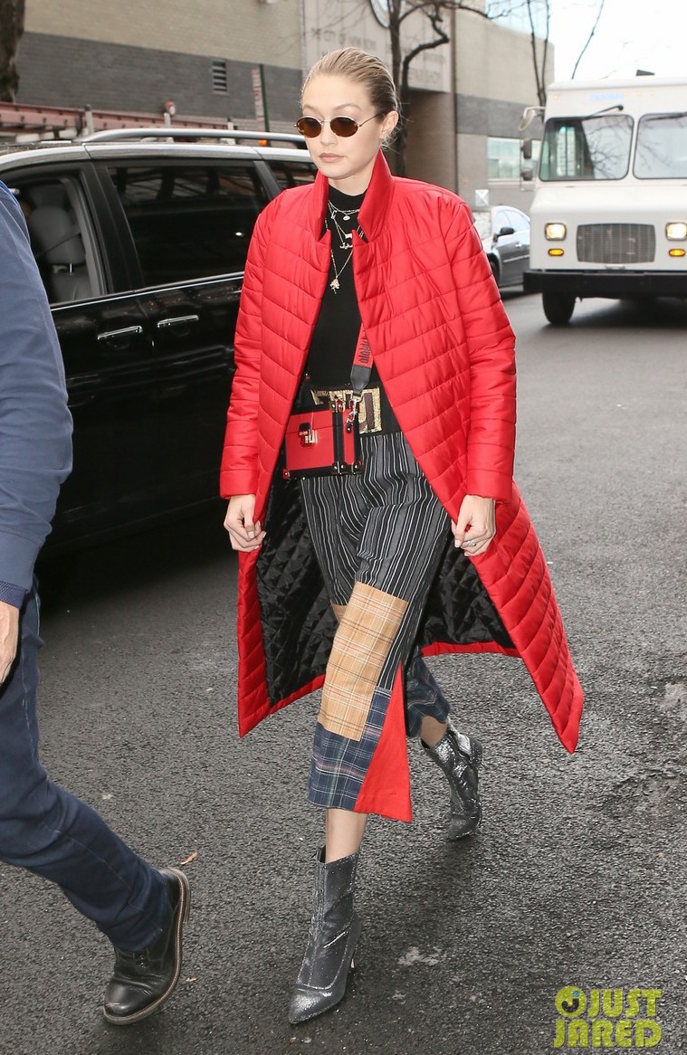 Street style tuần qua là những bảng phối màu xuất sắc của Jolie Nguyễn, Gigi Hadid, Park Shin Hye... - Ảnh 18.