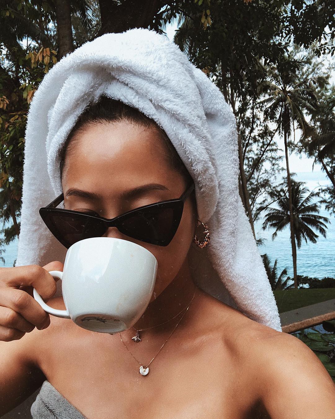 Mặc áo choàng tắm, đầu quấn khăn và makeup thật kỹ càng chính là trend mới của hội bánh bèo phù phiếm - Ảnh 2. Mặc áo choàng tắm, đầu quấn khăn và makeup thật kỹ càng chính là trend mới của hội bánh bèo phù phiếm - Ảnh 2.