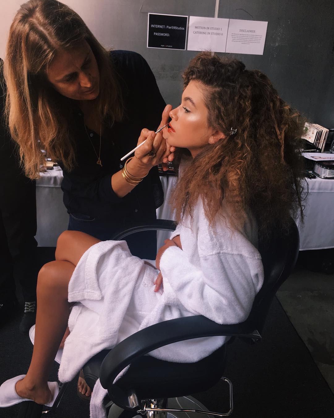 Mặc áo choàng tắm, đầu quấn khăn và makeup thật kỹ càng chính là trend mới của hội bánh bèo phù phiếm - Ảnh 10. Mặc áo choàng tắm, đầu quấn khăn và makeup thật kỹ càng chính là trend mới của hội bánh bèo phù phiếm - Ảnh 10.