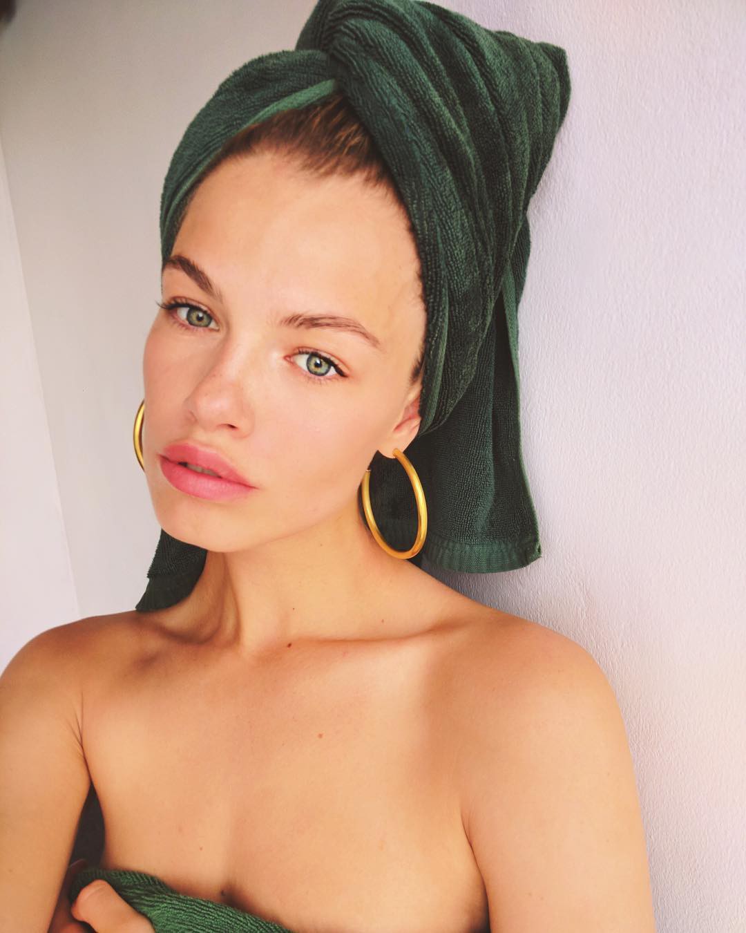 Mặc áo choàng tắm, đầu quấn khăn và makeup thật kỹ càng chính là trend mới của hội bánh bèo phù phiếm - Ảnh 3. Mặc áo choàng tắm, đầu quấn khăn và makeup thật kỹ càng chính là trend mới của hội bánh bèo phù phiếm - Ảnh 3.