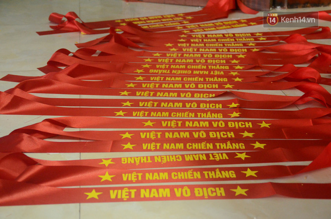 Hà Nội: Sản xuất cờ, băng rôn để cổ động viên U23 Việt Nam trước chung kết - Ảnh 3.