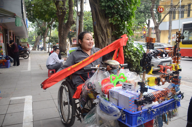 Trước trận chung kết lịch sử, người dân Hà Nội và Sài Gòn nô nức đi mua cờ, băng rôn cổ động để tiếp lửa cho đội tuyển U23 - Ảnh 13.