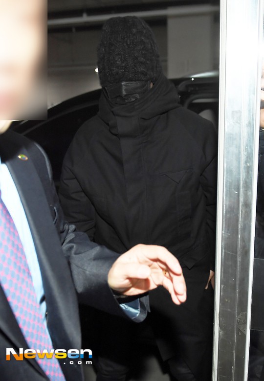 Đội mũ đeo khẩu trang k&iacute;n mặt kh&ocirc;ng một kẽ hở, T.O.P nh&igrave;n đường v&agrave; thở th&ocirc;i chắc cũng mệt lắm - Ảnh 4.