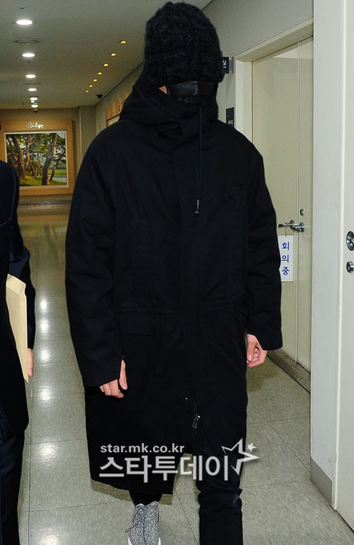 Đội mũ đeo khẩu trang k&iacute;n mặt kh&ocirc;ng một kẽ hở, T.O.P nh&igrave;n đường v&agrave; thở th&ocirc;i chắc cũng mệt lắm - Ảnh 5.