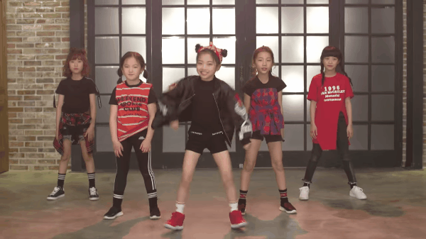 Idol 9 tuổi xinh xắn của Kpop chính thức ra mắt với MV hẹn hò như người lớn - Ảnh 3.