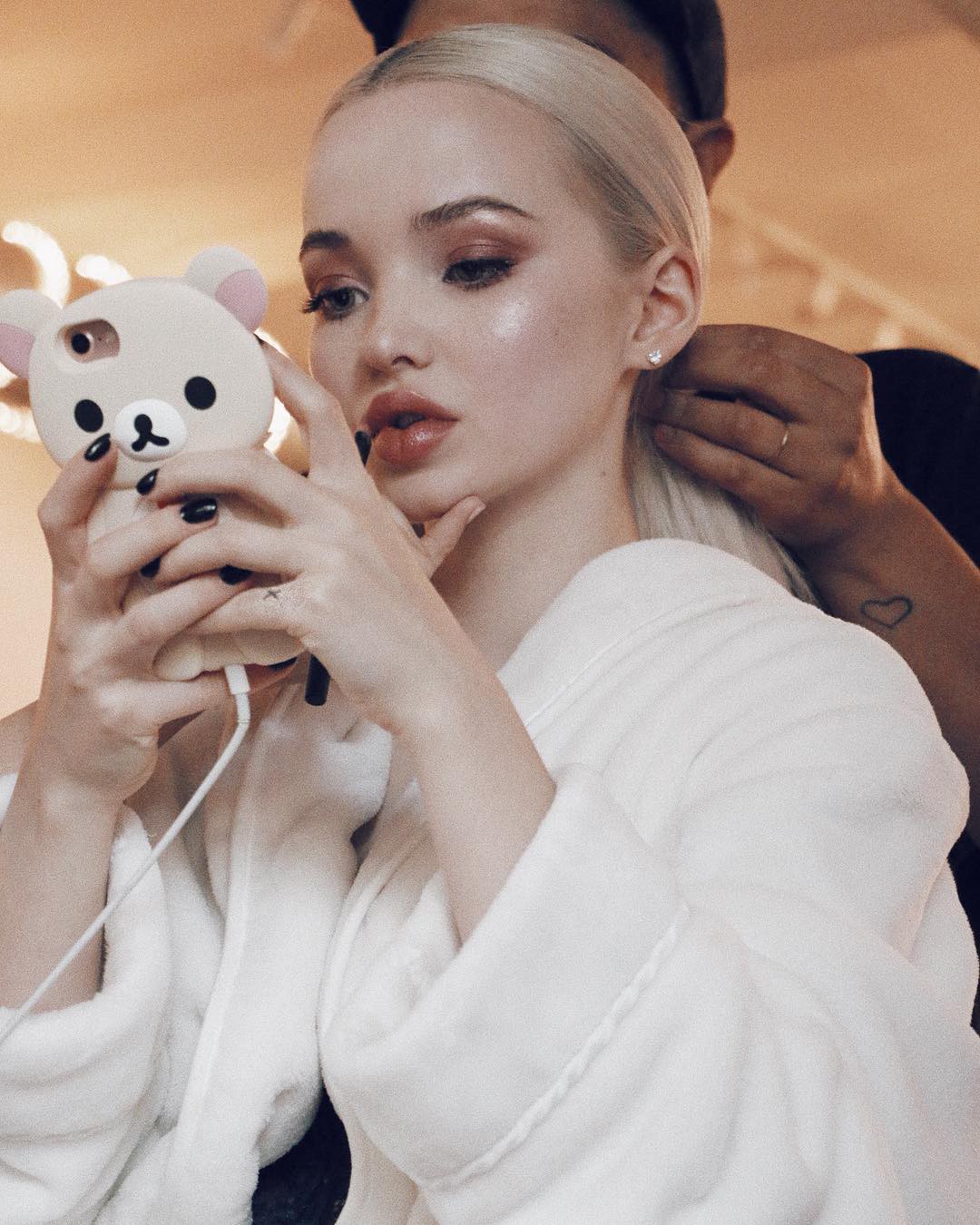 Mặc áo choàng tắm, đầu quấn khăn và makeup thật kỹ càng chính là trend mới của hội bánh bèo phù phiếm - Ảnh 9. Mặc áo choàng tắm, đầu quấn khăn và makeup thật kỹ càng chính là trend mới của hội bánh bèo phù phiếm - Ảnh 9.