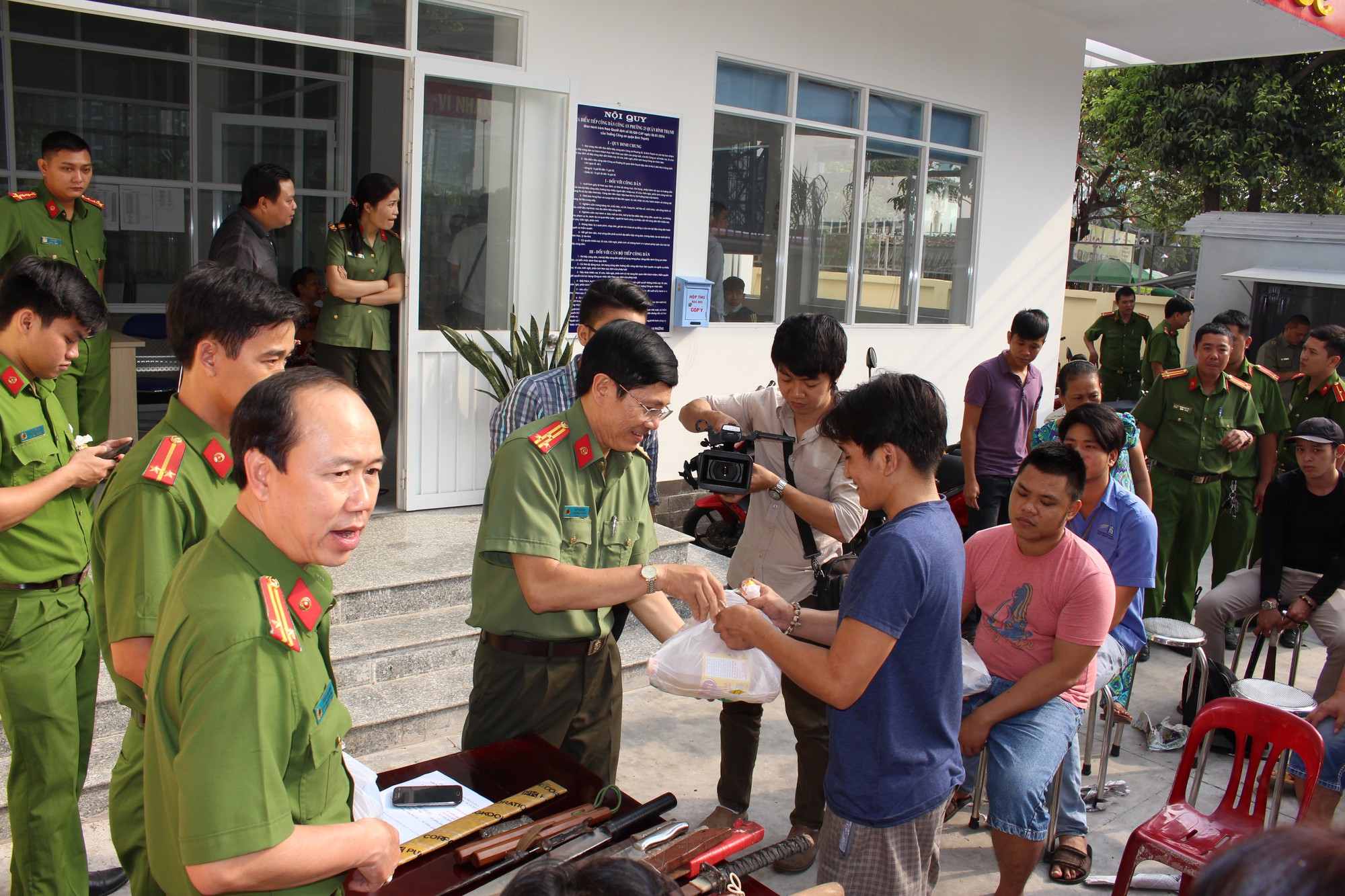 Người dân Sài Gòn mang hung khí đổi lấy quà tặng là dầu ăn và đường - Ảnh 2. Người dân Sài Gòn mang hung khí đổi lấy quà tặng là dầu ăn và đường - Ảnh 2.