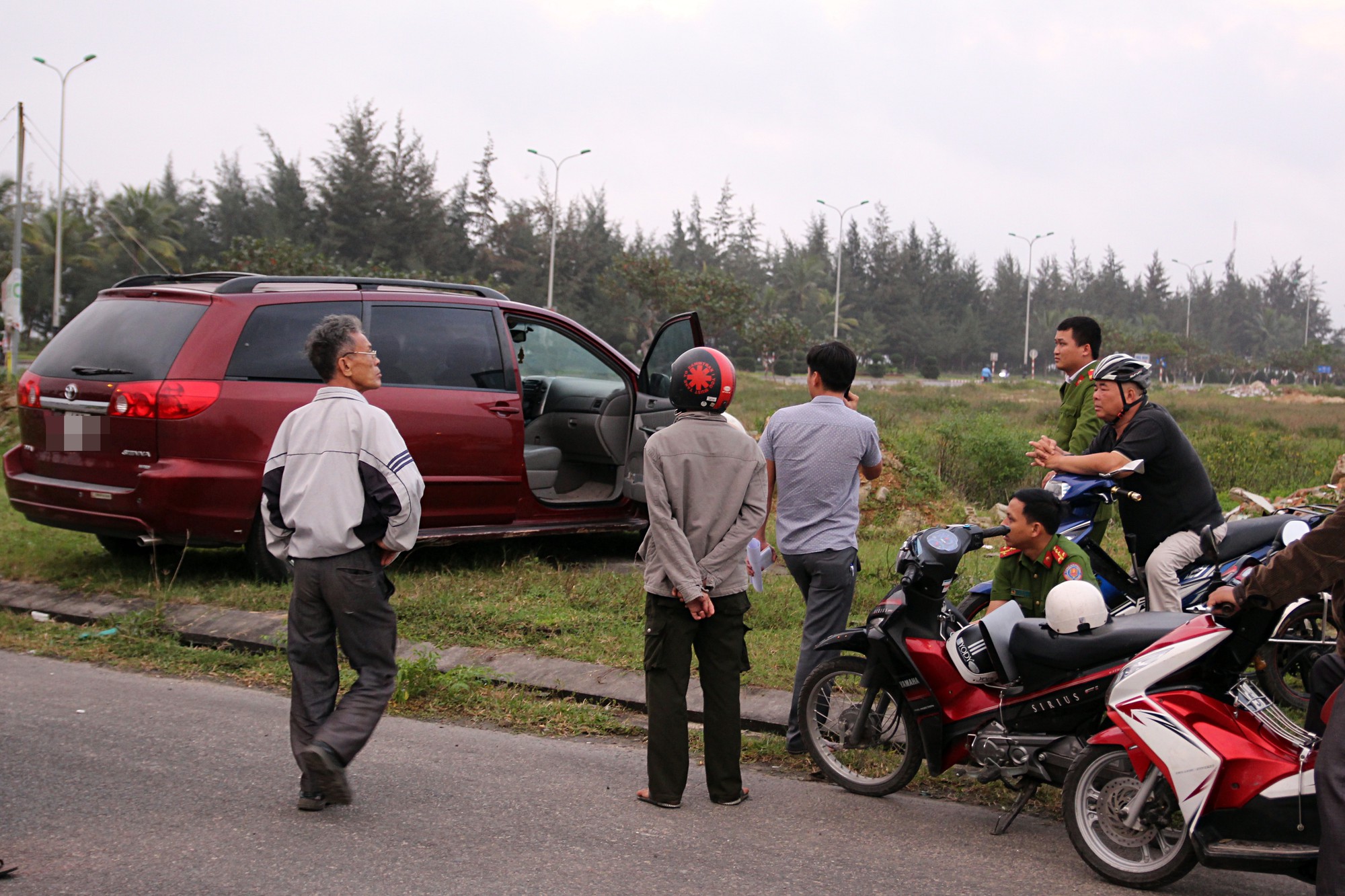 Tài xế dùng dao kề cổ và trói nữ kế toán, cướp 200 triệu của công ty: Do nợ cá độ bóng đá - Ảnh 2.