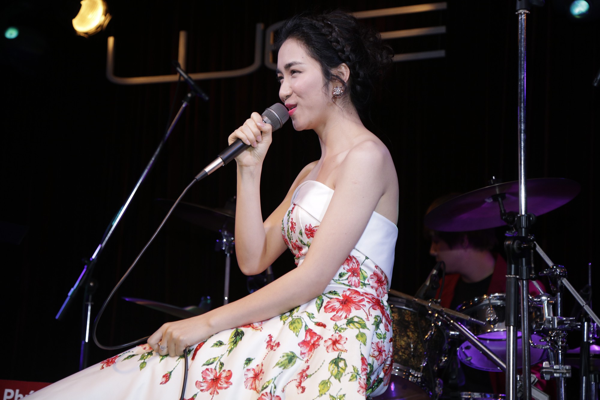 Hòa Minzy “chơi lầy” trang trí đêm nhạc riêng toàn hoa dâm bụt, giả giọng Lương Bích Hữu cực giống - Ảnh 11.