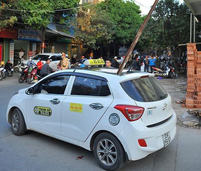 Nguyên nhân thanh sắt rơi thủng nóc ô tô, người đàn ông ngồi cạnh vợ con tử vong ở Ninh Bình - Ảnh 2.