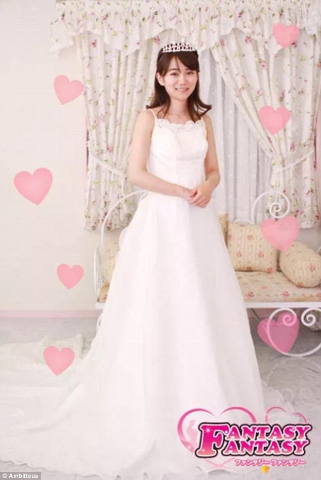 Thanh niên Nhật xếp hàng để được làm lễ cưới với cựu ngôi sao phim người lớn dù phải chi gần trăm triệu - Ảnh 1.